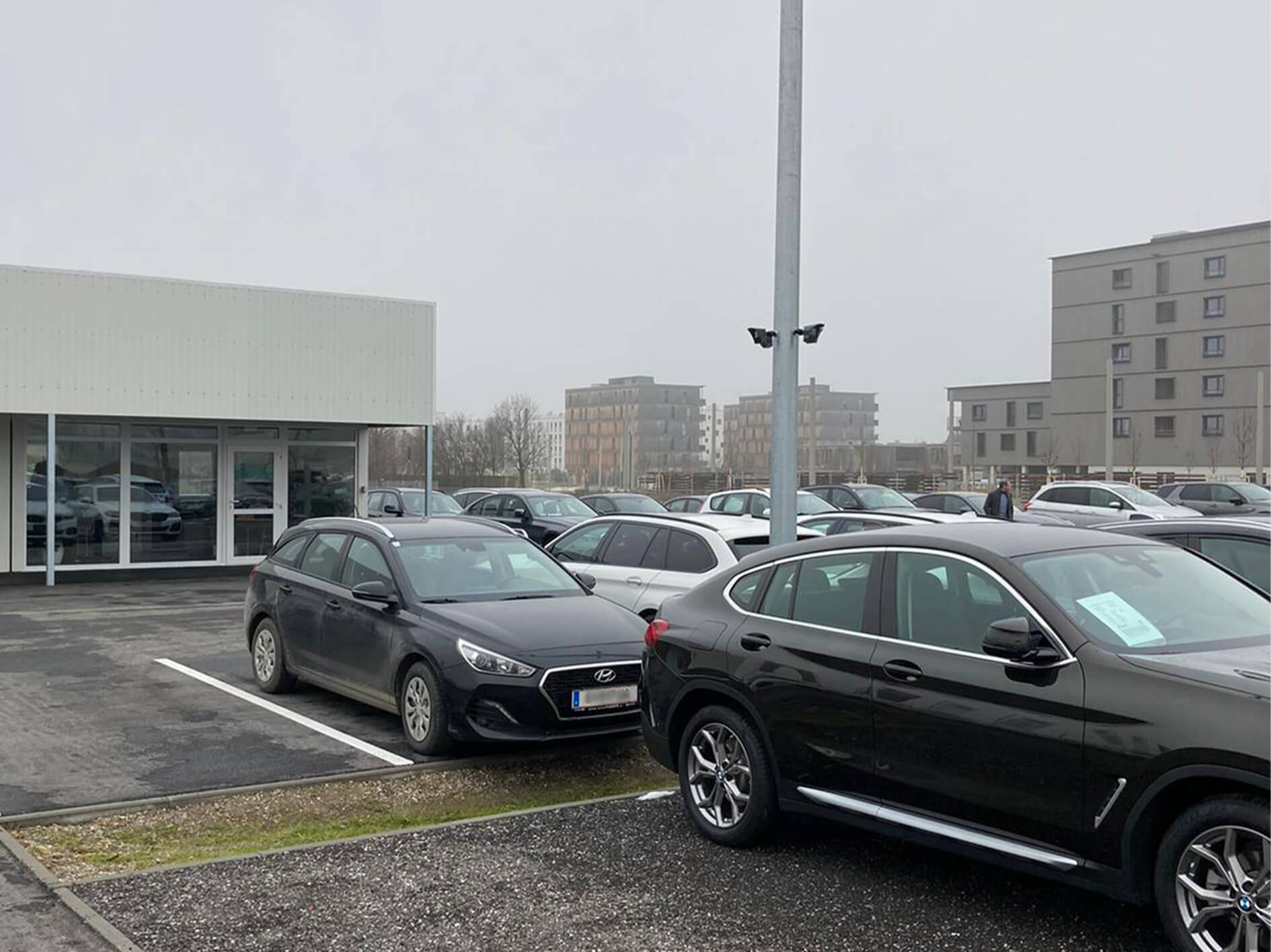 SafeLine-Kamera im Einsatz auf dem Gelände eines Autohauses